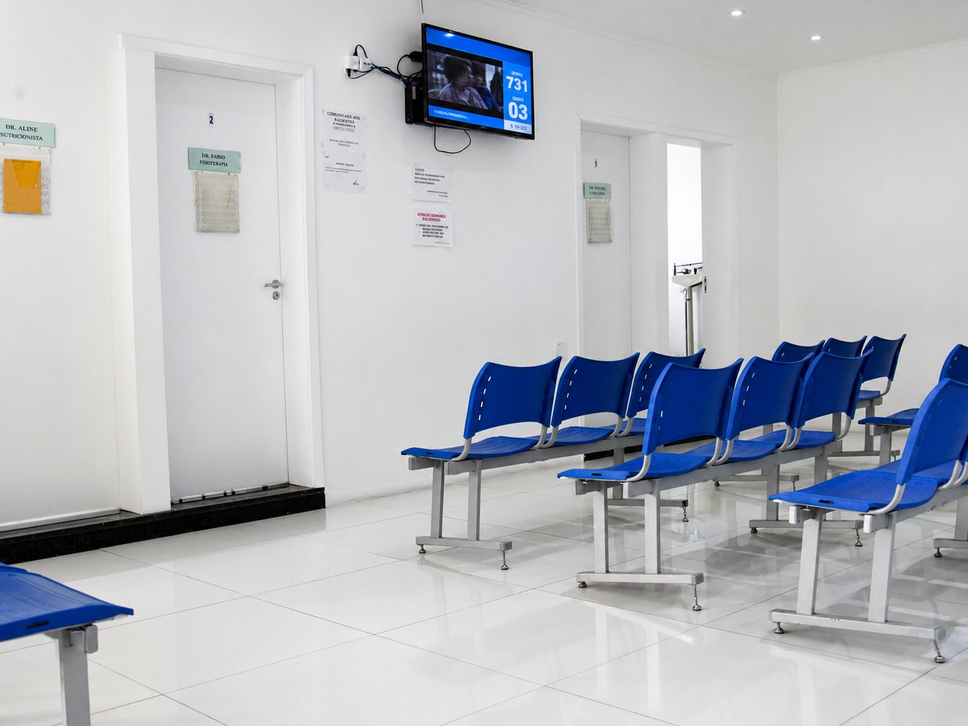 Sala de espera com painel de senhas